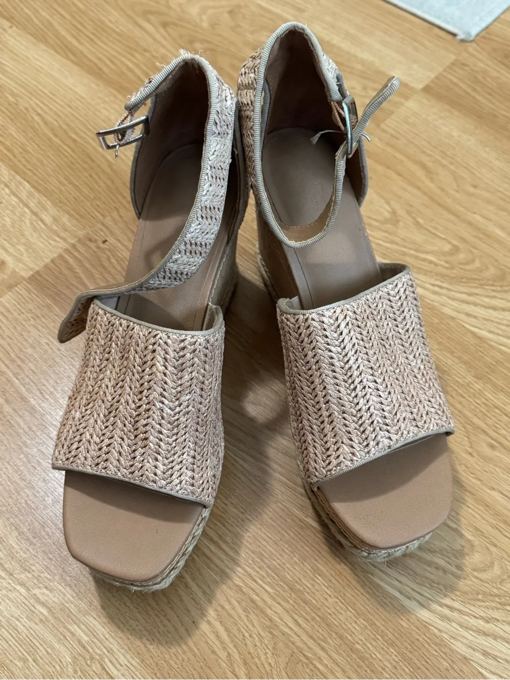 NWOT Universal Thread Wedges